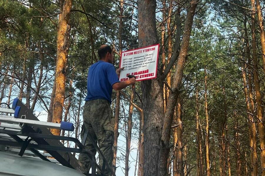 Страшные таблички установили на берегу Томи в Белогорске фото 