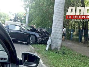 Соцсети в Благовещенске обсуждают марку дорогого автомобиля который обнял столб