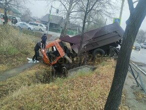 В Благовещенске столкнулись грузовики один из них съехал с дороги фото