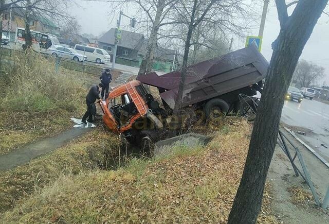 В Благовещенске столкнулись грузовики один из них съехал с дороги фото