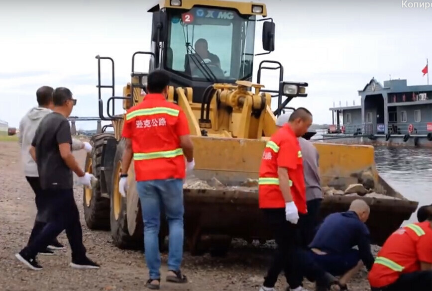 В уезде Сюнькэ граничащим с Приамурьем чиновники очистили берег Амура от мусора нанесённого рекой