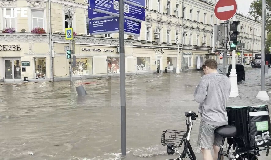 Как в Благовещенске улицы Москвы затопило после грозового ливня а в Совете Федерации протекла крыша видео