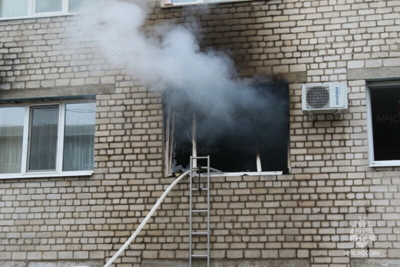 В Белогорске от телевизора загорелась пятиэтажка пожилой мужчина доставлен в больницу