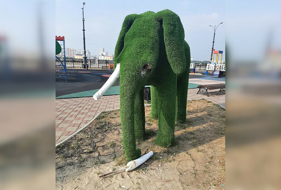 С детской площадки на набережной Благовещенска забрали зеленого слона