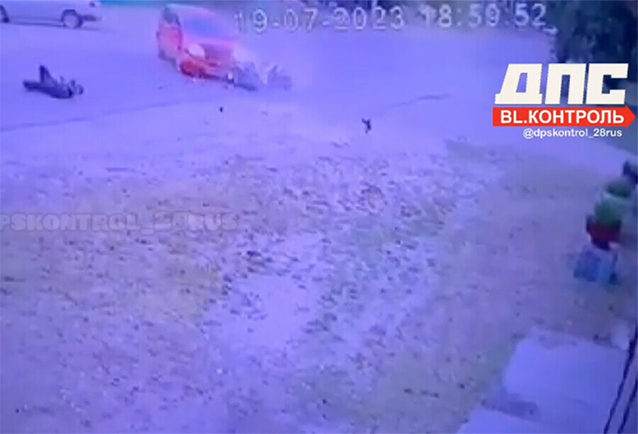 Мотоциклист в Зее на полном ходу врезался в автомобиль видео 18