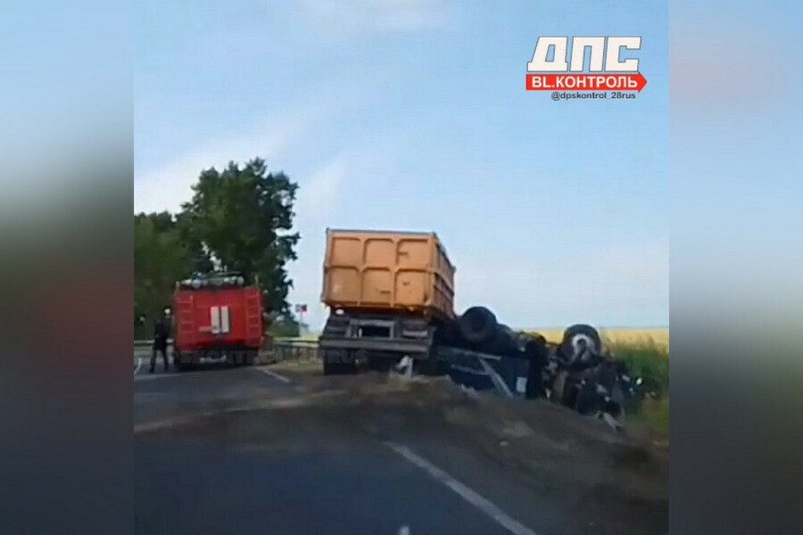 На трассе Благовещенск  Гомелевка в кювете оказался КамАЗ видео