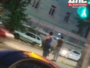 В Благовещенске автомобиль при странных обстоятельствах врезался в дерево