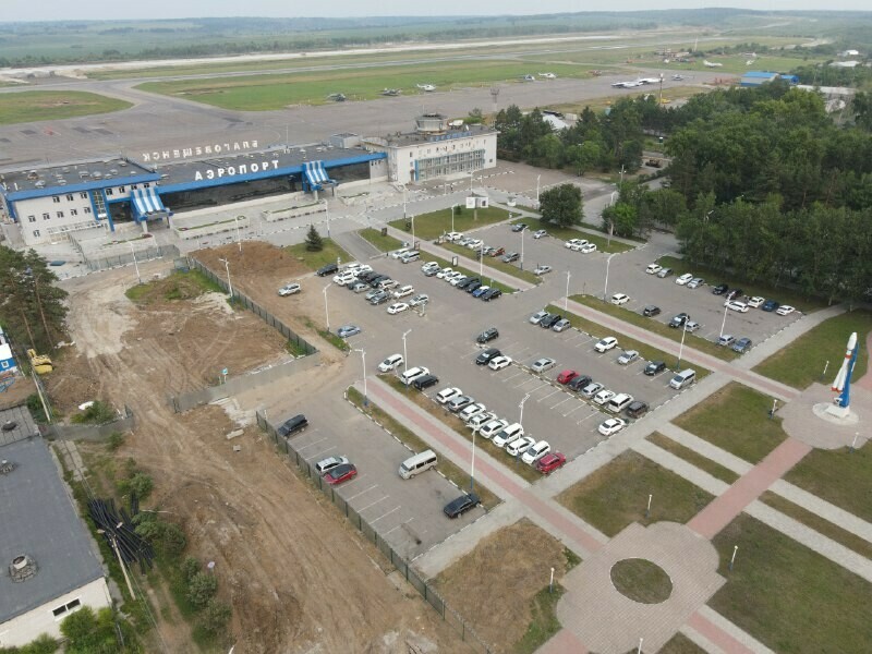 На парковке около аэропорта Благовещенска будут контролировать движение транспорта