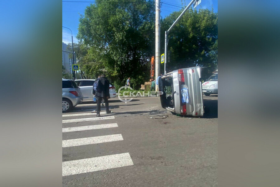 На перекрестке в Благовещенске от удара перевернулось авто 