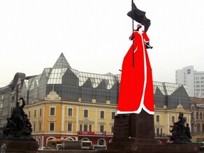Горниста на памятнике на площади в центре Владивостока предлагают нарядить в Деда Мороза