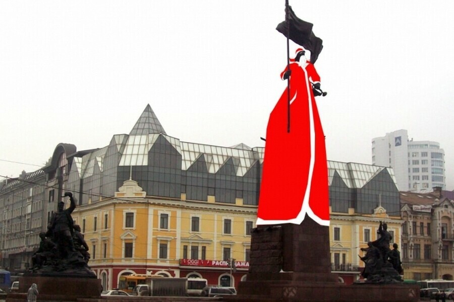 Горниста на памятнике на площади в центре Владивостока предлагают нарядить в Деда Мороза
