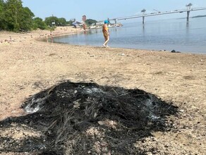 Ребенок был весь в саже на городском пляже в Благовещенске неизвестные оставили после себя сожжённые покрышки