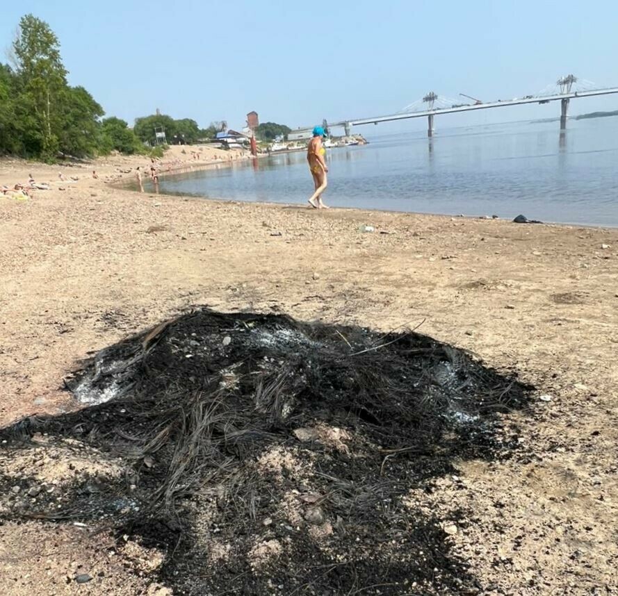 Ребенок был весь в саже на городском пляже в Благовещенске неизвестные оставили после себя сожжённые покрышки