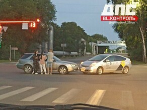 В Благовещенске на пустом перекрестке ранним утром столкнулись два автомобиля