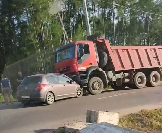 В Амурской области еще одно странное ДТП Иномарка заехала под самосвал