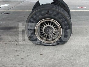 В аэропорту Шереметьево при посадке у самолета лопнуло колесо