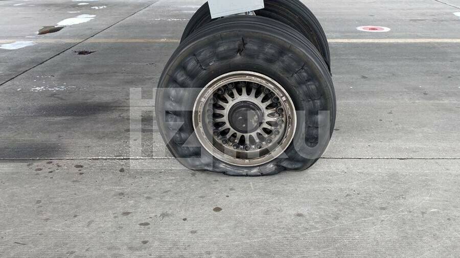 В аэропорту Шереметьево при посадке у самолета лопнуло колесо