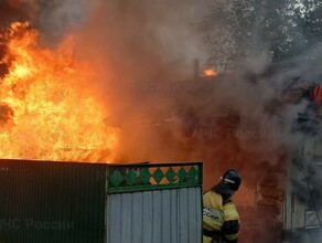 В Белогорске ночью сгорели дом гараж и баня Пострадал мужчина