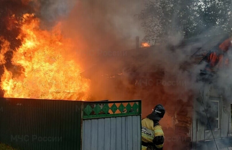 В Белогорске ночью сгорели дом гараж и баня Пострадал мужчина