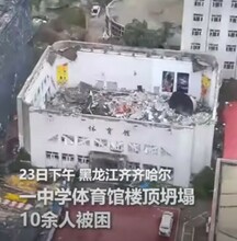 В одной из школ провинции Хэйлунцзян обрушился потолок Дети и взрослые оказались под завалами видео