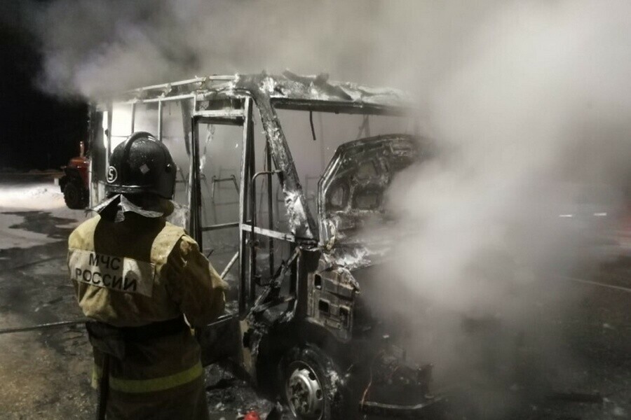 Ночью в Благовещенске сгорели два автобуса