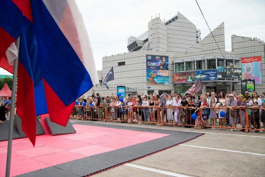 Масштабный концерт в поддержку участников СВО состоялся в Благовещенске фото