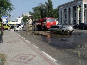 Возле драмтеатра в Благовещенске автоледи устроила ДТП с пострадавшими фото