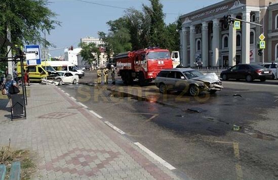 Возле драмтеатра в Благовещенске автоледи устроила ДТП с пострадавшими фото
