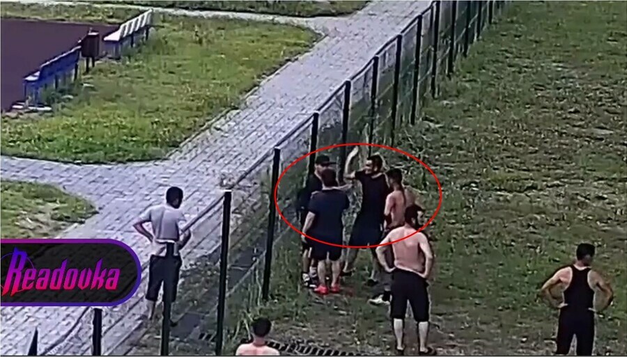 Соцсети в Амурской области мигранты вытолкали подростка со школьного стадиона и ударили по лицу видео