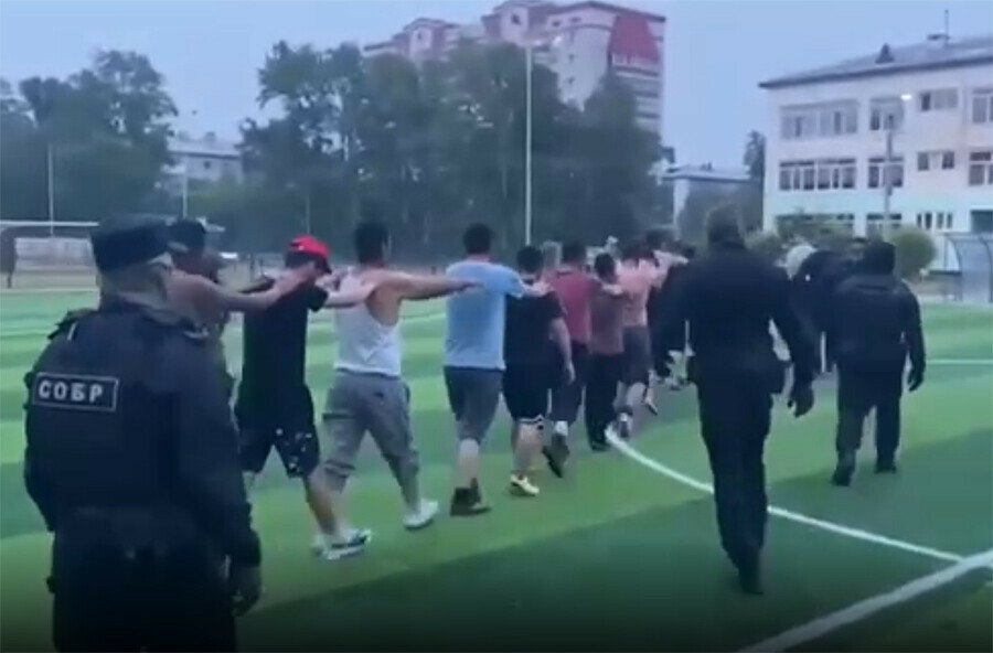 В Благовещенске рассмотрено дело одного из иностранцев задержанных на футбольном поле за потасовку с подростком видео