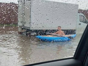 Побеждает мужик в лодке Москву накрыл рекордный тропический ливень видео