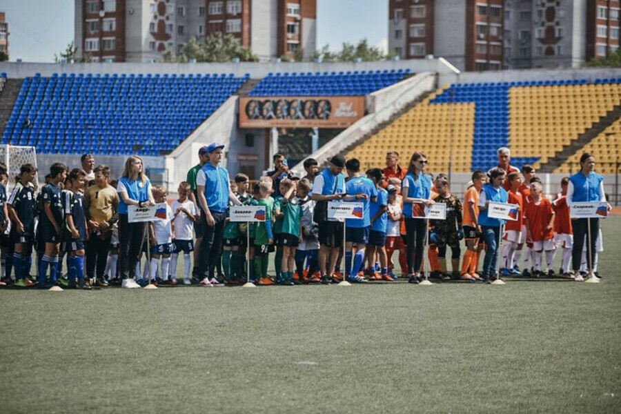 Дети из Приамурья и китайской провинции Хэйлунцзян погоняют мяч на футбольном поле Благовещенска