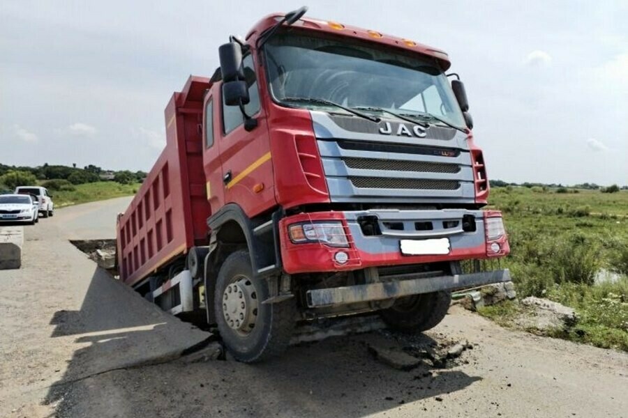 В Приморье мост не выдержал груженый самосвал и эпично развалился фото 