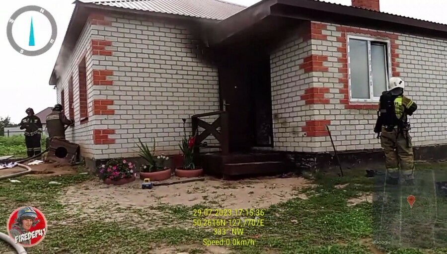 В селе Волково коттедж спасали четырьмя пожарными машинами видео