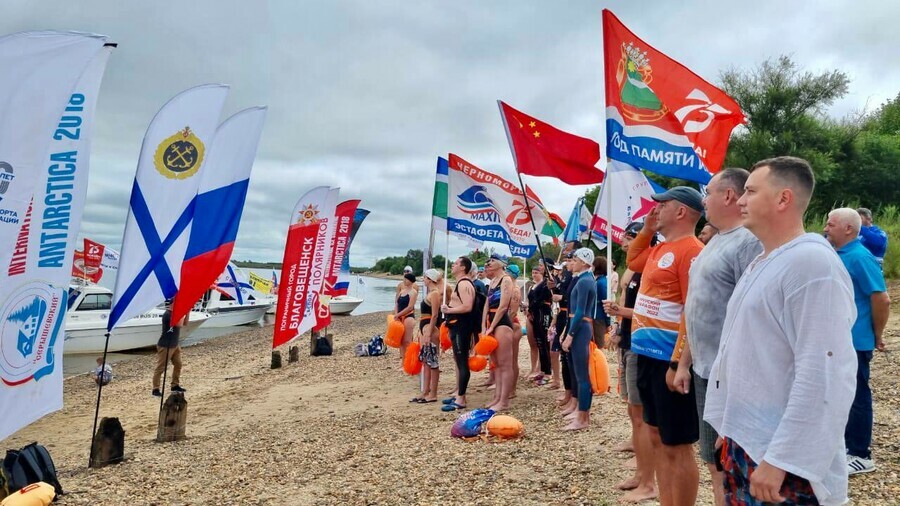 В День ВМФ амурские пловцы прошли по Зее 10километровый марафон фото