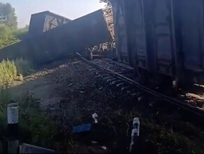 Грузовой поезд столкнулся с грузовиком и сошёл с рельсов в городском округе Хэйхэ видео