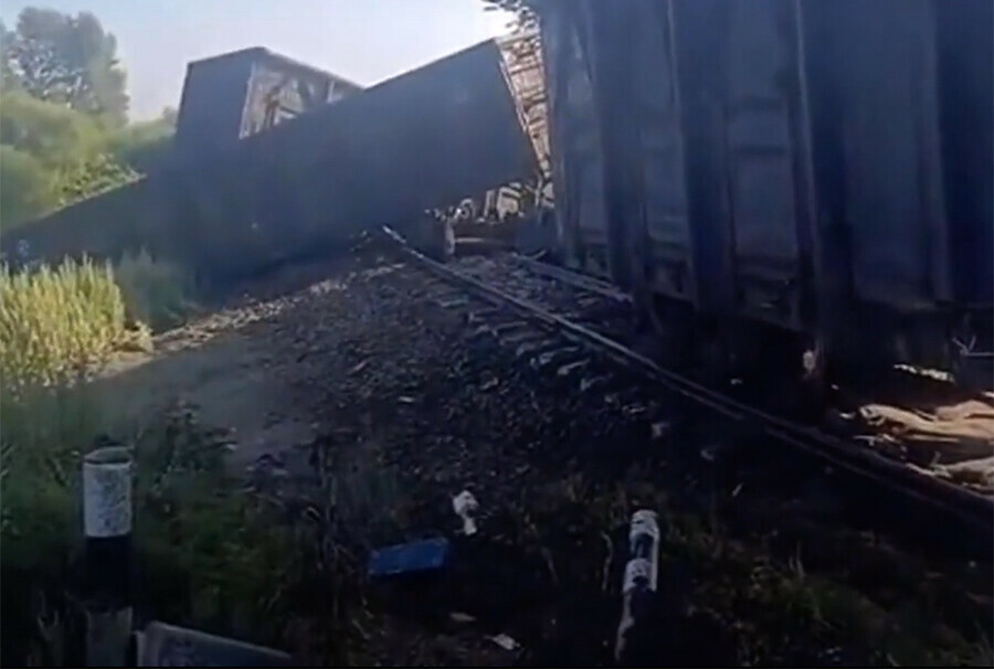 Грузовой поезд столкнулся с грузовиком и сошёл с рельсов в городском округе Хэйхэ видео