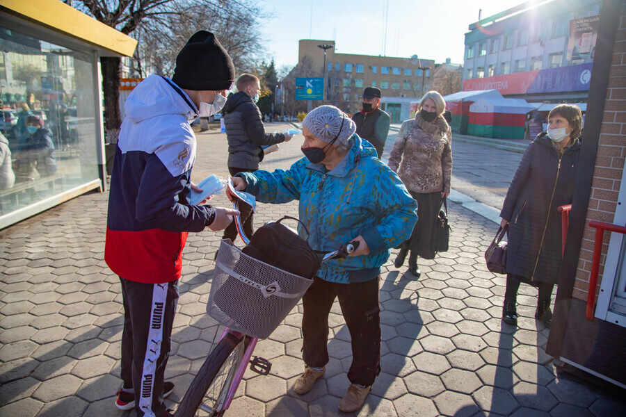 На остановке в Благовещенске бесплатно раздавали защитные маски 