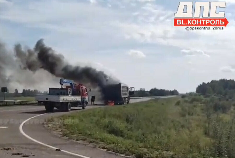Водители отдавали свои огнетушители ДТП с пожаром произошло в Амурской области видео