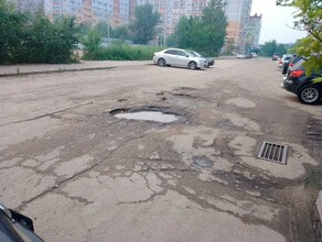 Стараюсь без мата но это пипец жители дома на улице Калинина просят устранить ямы на дороге