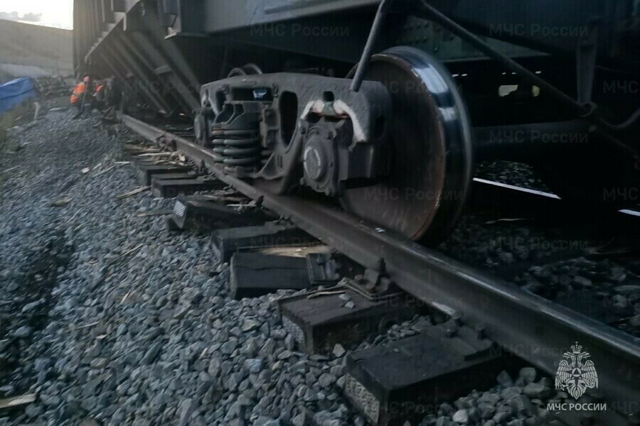 Вагоны грузового поезда сошли с рельсов на Забайкальской железной дороге