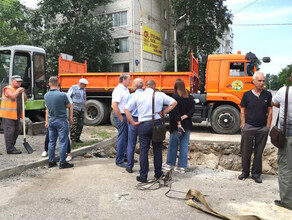 В центре Свободного провалилась дорога видео