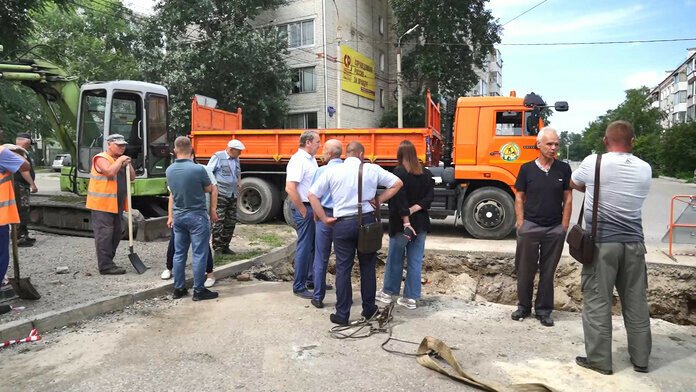 В центре Свободного провалилась дорога видео