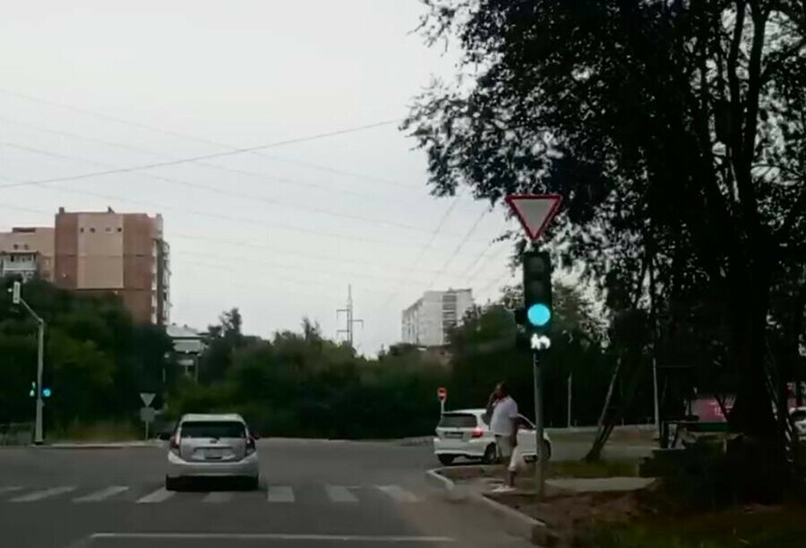 Белый человечек в Благовещенске установили необычный объект регулирующий движение видео