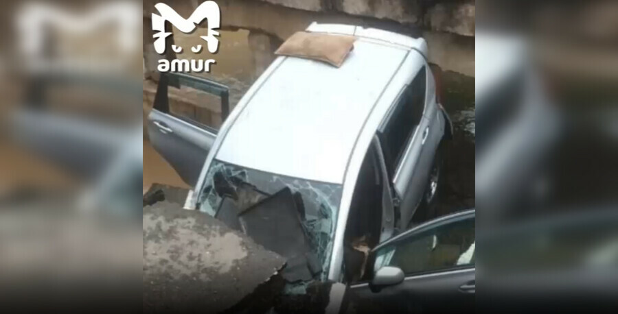 Изза дождей в Приморье рухнул мост в провал ушла иномарка видео