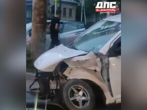 Повалили секцию светофора и трое пострадали на Горького  Мухина после сильного удара машины вылетели на газон видео