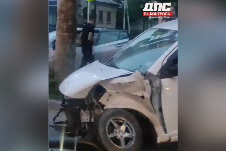 Повалили секцию светофора и трое пострадали на Горького  Мухина после сильного удара машины вылетели на газон видео
