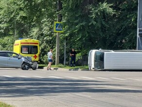 От удара микроавтобус перевернулся жесткое ДТП произошло в центре Благовещенска фото