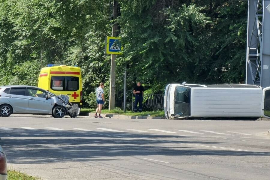 От удара микроавтобус перевернулся жесткое ДТП произошло в центре Благовещенска фото