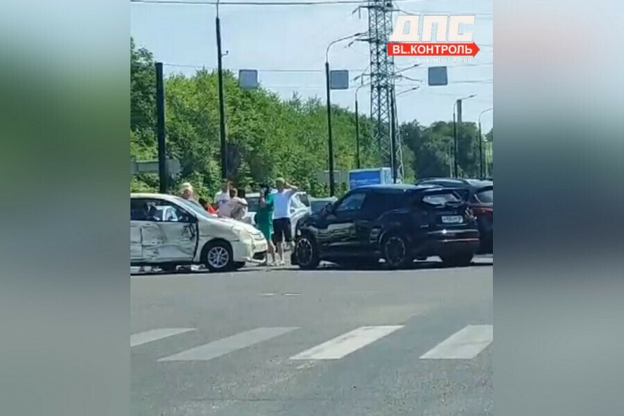 Два человека пострадали при столкновении трех авто в Благовещенске 